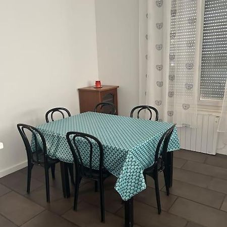 Superbe Appartement Avec Parking Gratuit Vaulx-en-Velin ภายนอก รูปภาพ