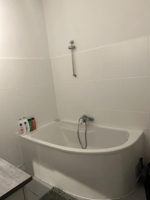 Superbe Appartement Avec Parking Gratuit Vaulx-en-Velin ภายนอก รูปภาพ
