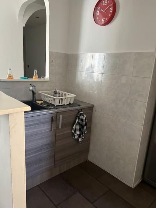 Superbe Appartement Avec Parking Gratuit Vaulx-en-Velin ภายนอก รูปภาพ